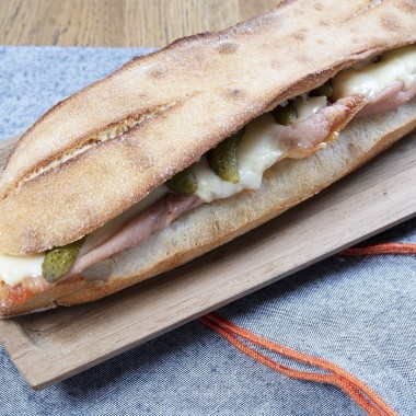 Sandwich chaud jambon cru...